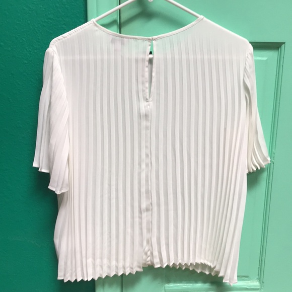 NWT Express Pleated Bell Sleeve Blouse - Picture 2 of 4